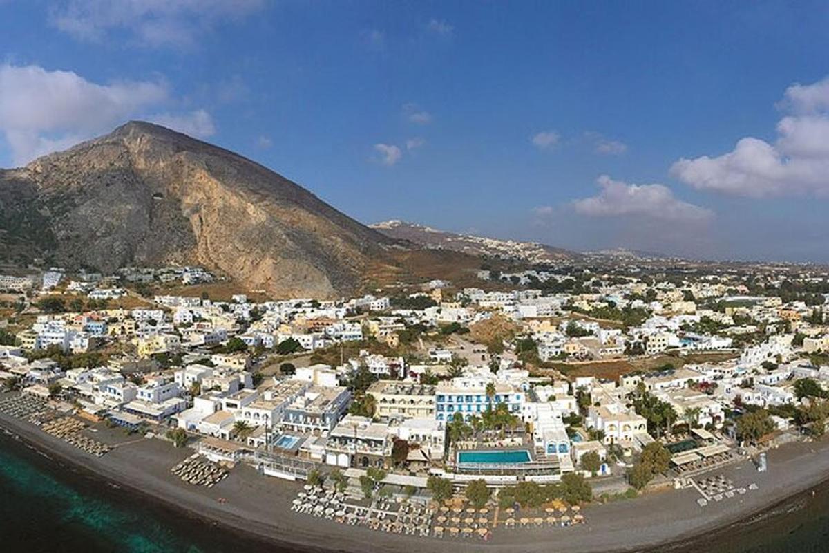 une vue aérienne d'une ville à côté d'une montagne