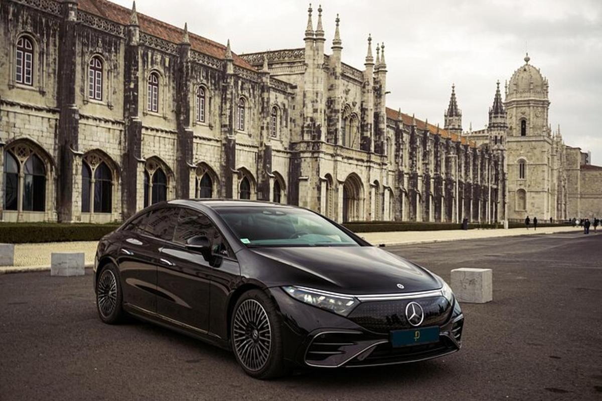 černé auto zaparkované před budovou