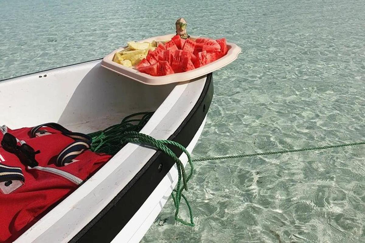 un barco con un bol de sandía en el agua