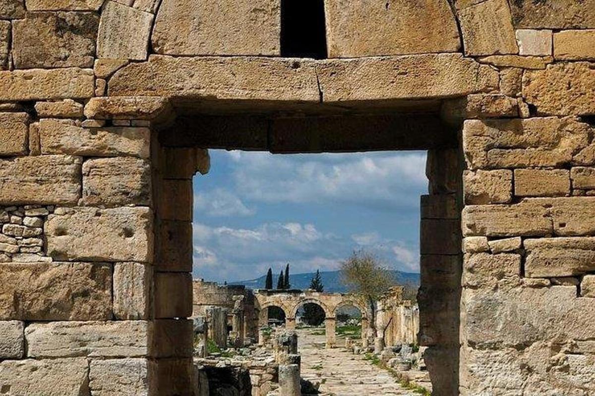 ένας πέτρινος τοίχος με θέα στην πόλη