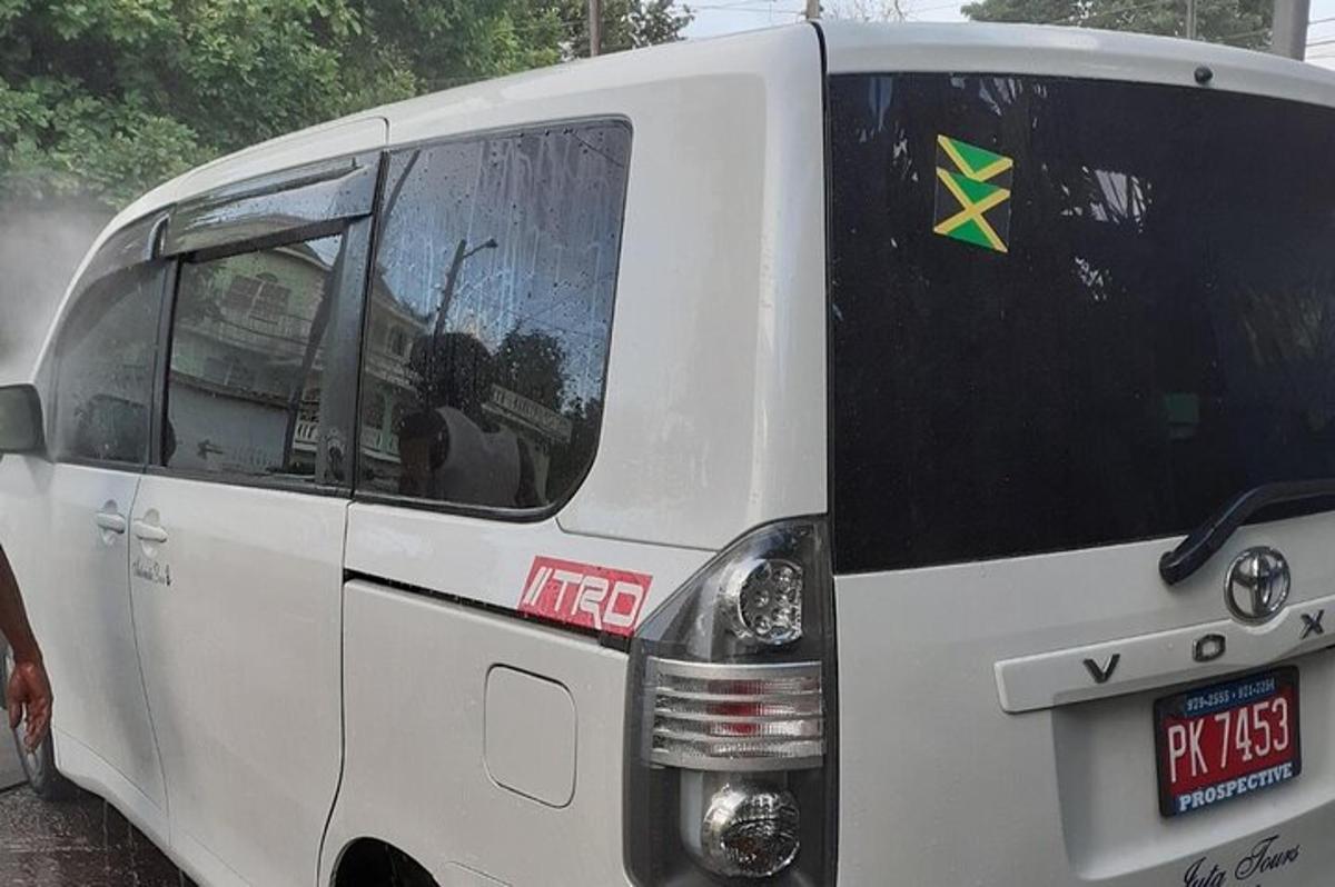 um grande ônibus branco está estacionado na rua