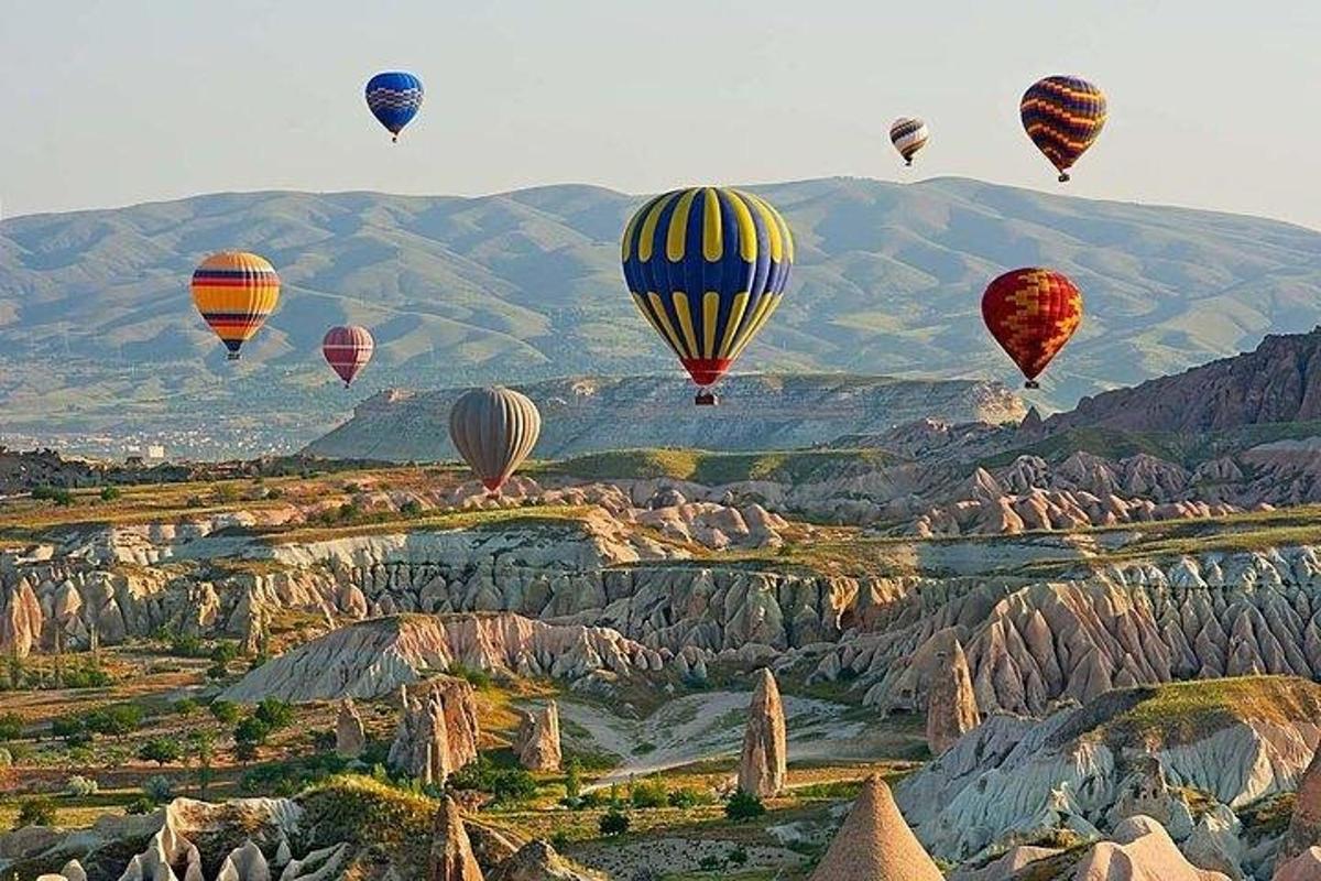 Μια ομάδα από αερόστατα θερμού αέρα που πετούν πάνω από βράχους