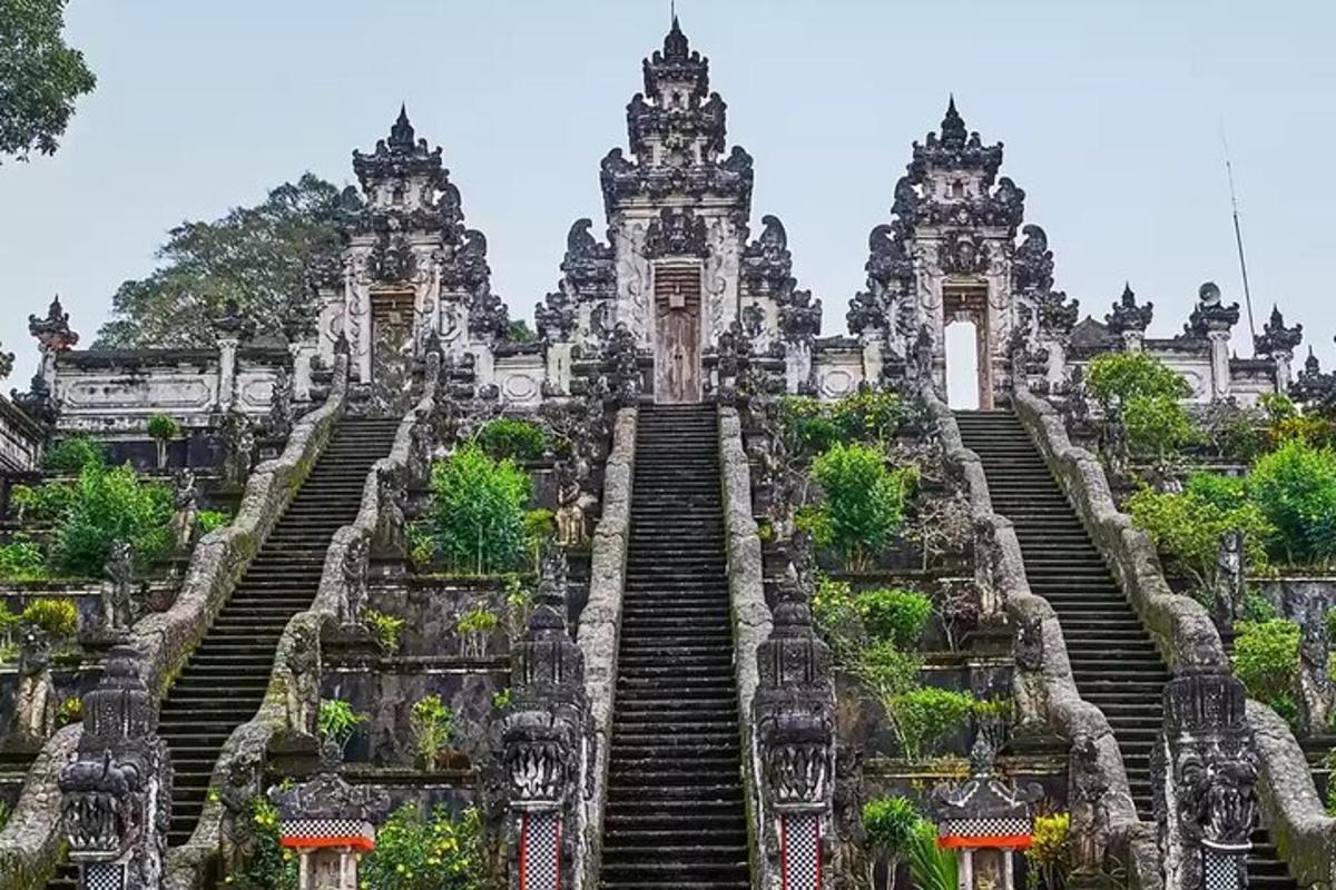 sebuah tangga menuju ke sebuah kuil