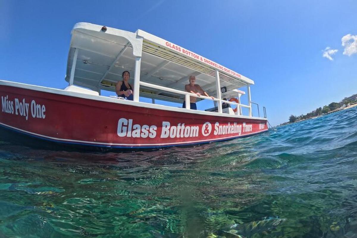 dois homens em um barco com fundo de vidro na água