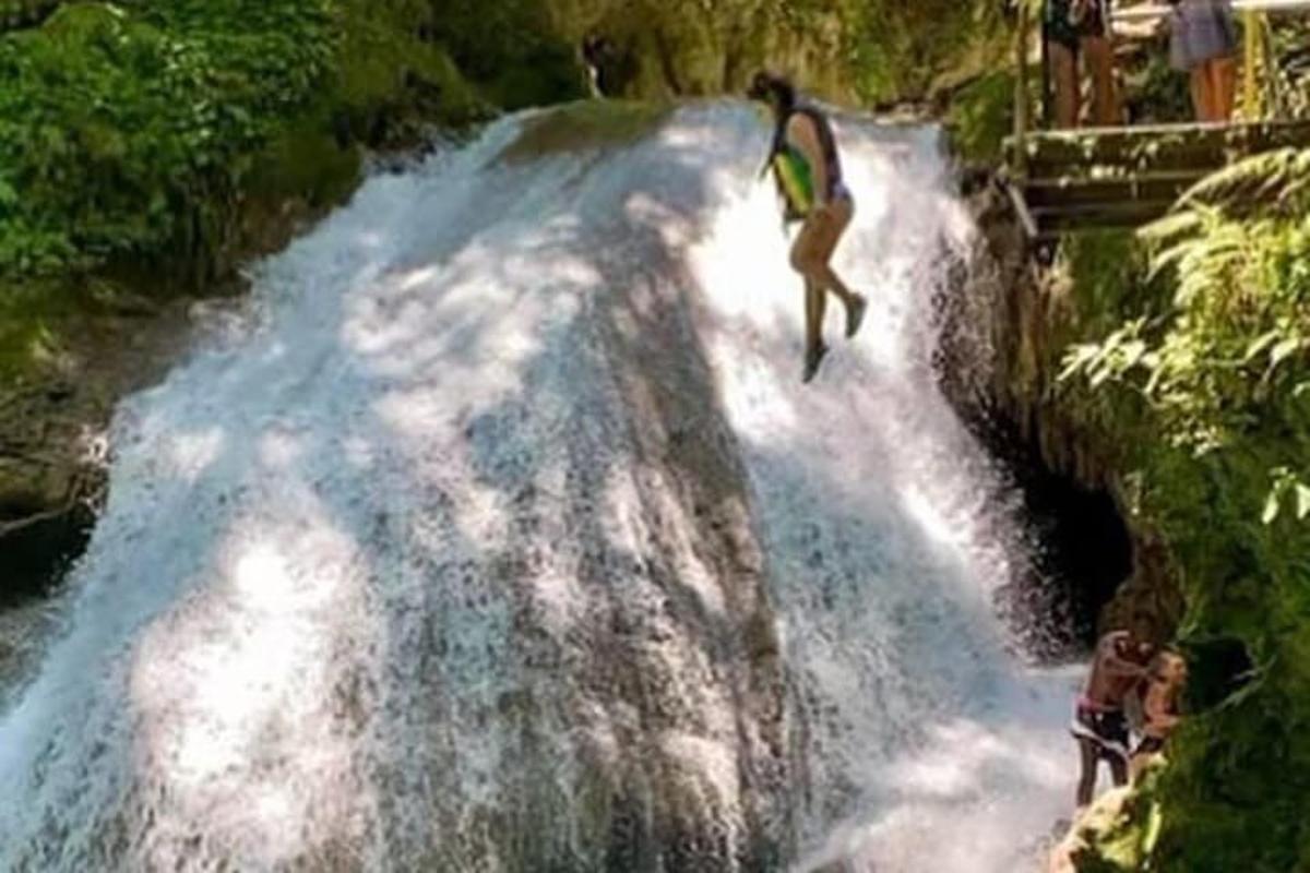 un hombre en una tabla de surf en una cascada