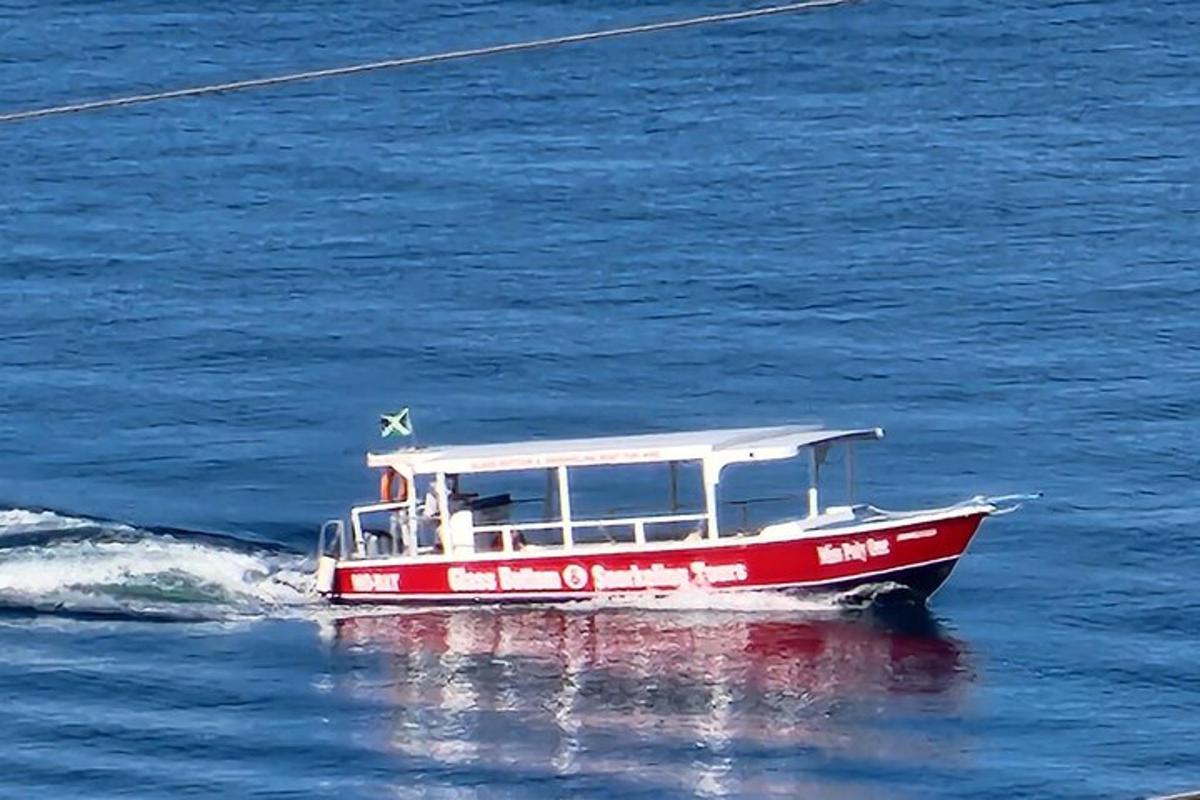 um barco vermelho no meio da água