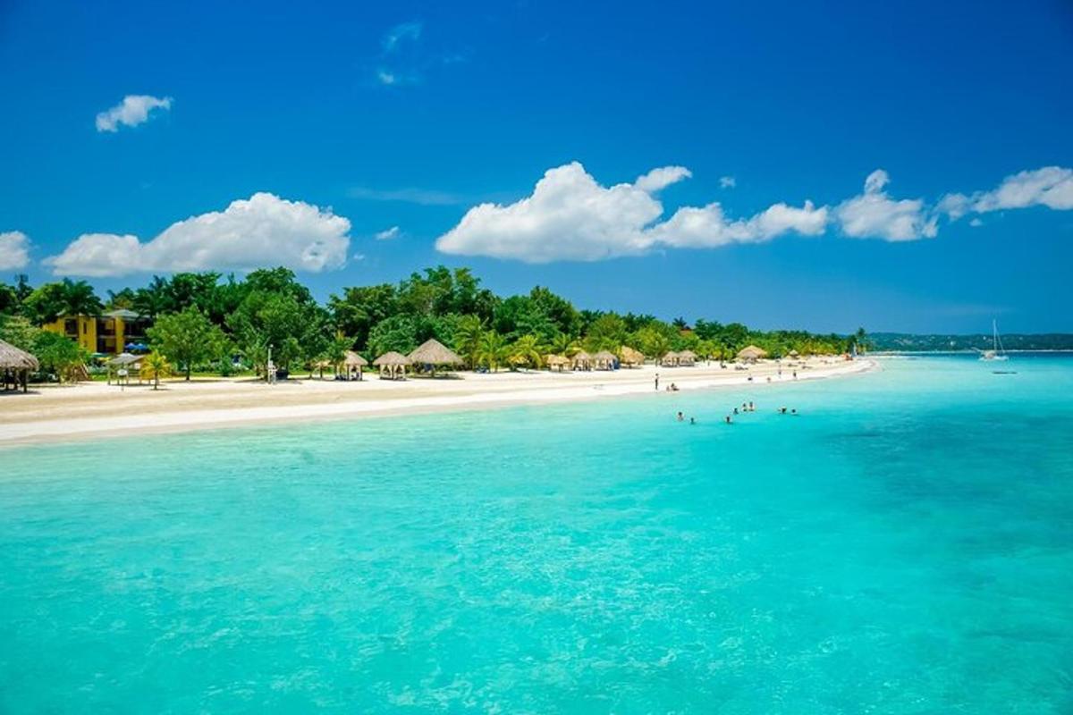 una platja amb un grup de persones a l'aigua