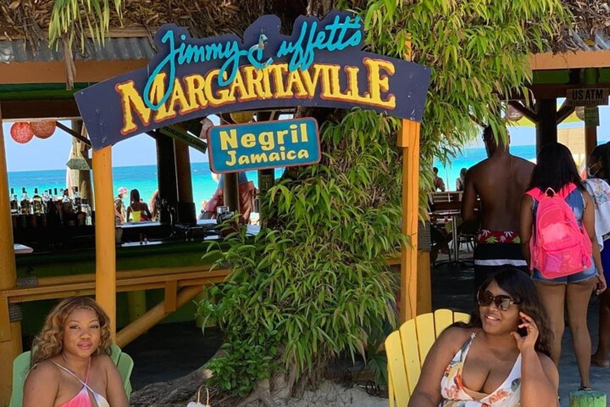 dues dones assegudes en cadires davant d'un restaurant