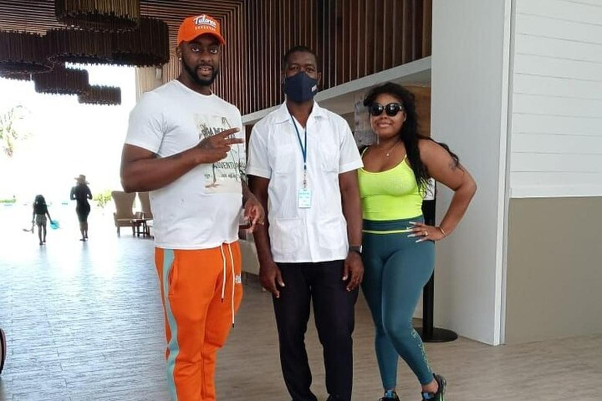 Un grupo de tres personas posando para una fotografía