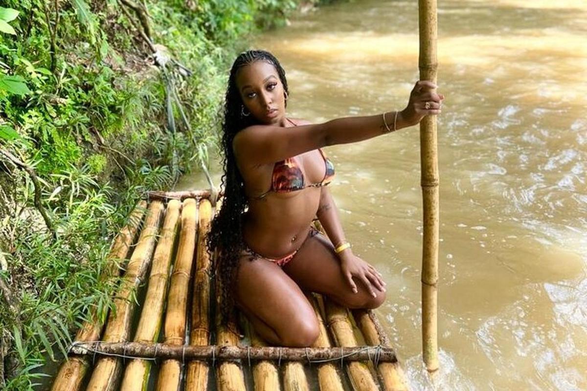 seorang wanita berbikini duduk di atas rakit di air