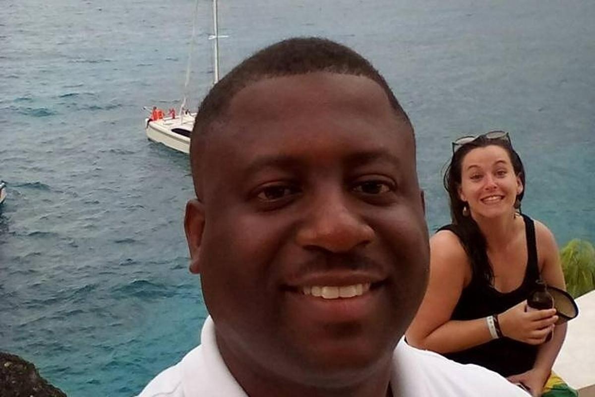 ein Mann und eine Frau stehen vor dem Wasser