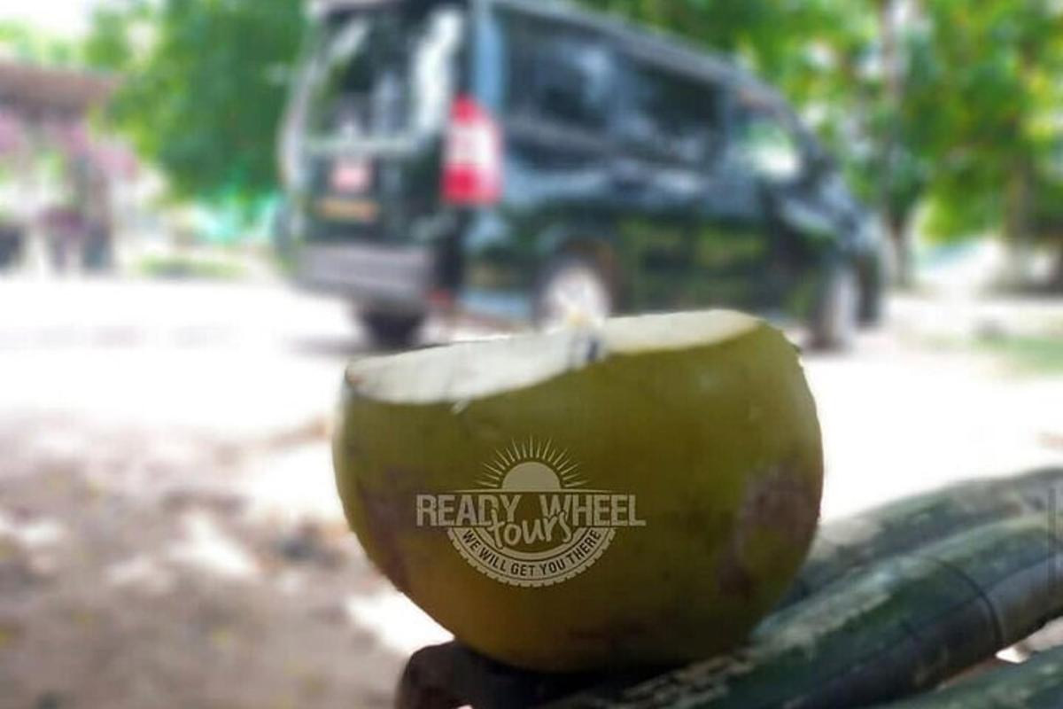 một quả táo xanh có một nhãn dán thực sự kỳ lạ trên đó