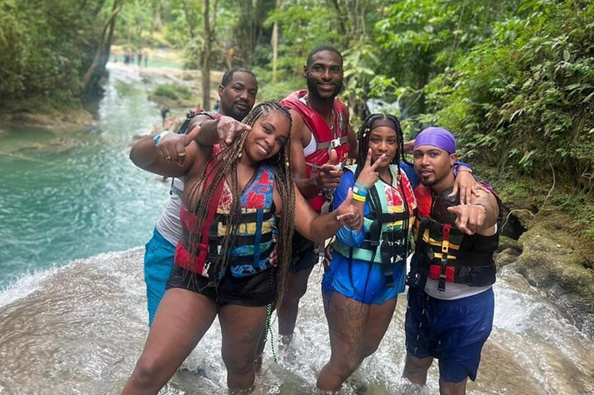un gruppo di persone che camminano nell'acqua di un fiume