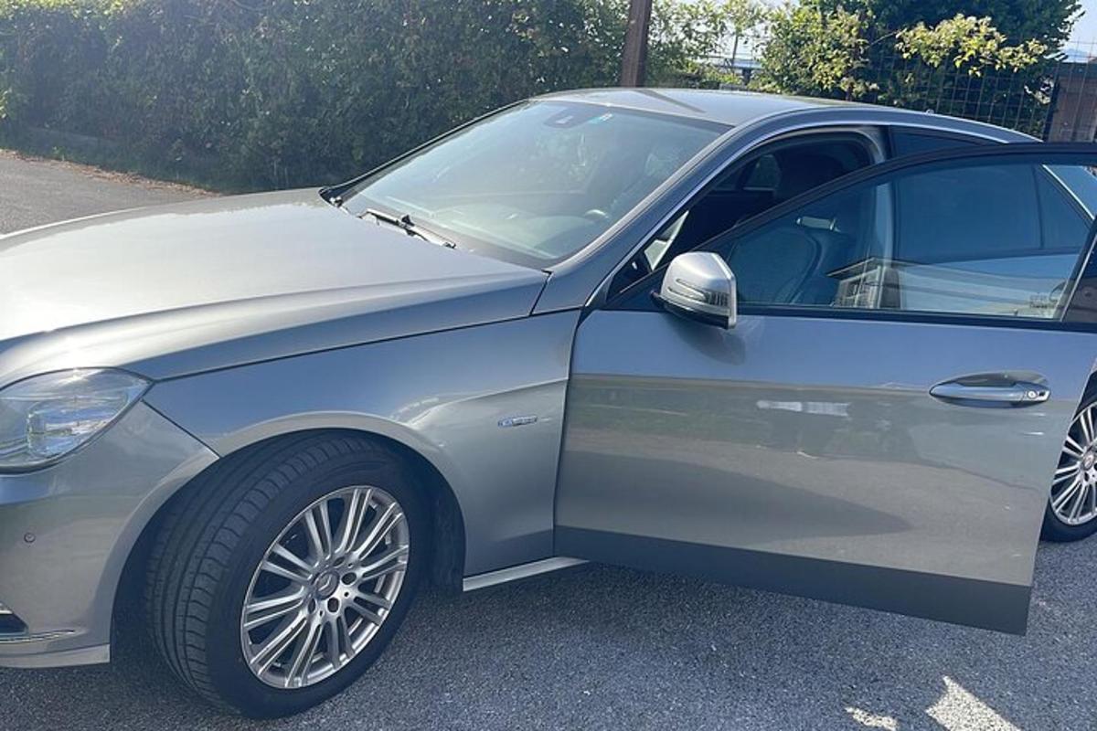 stříbrné auto zaparkované na parkovišti