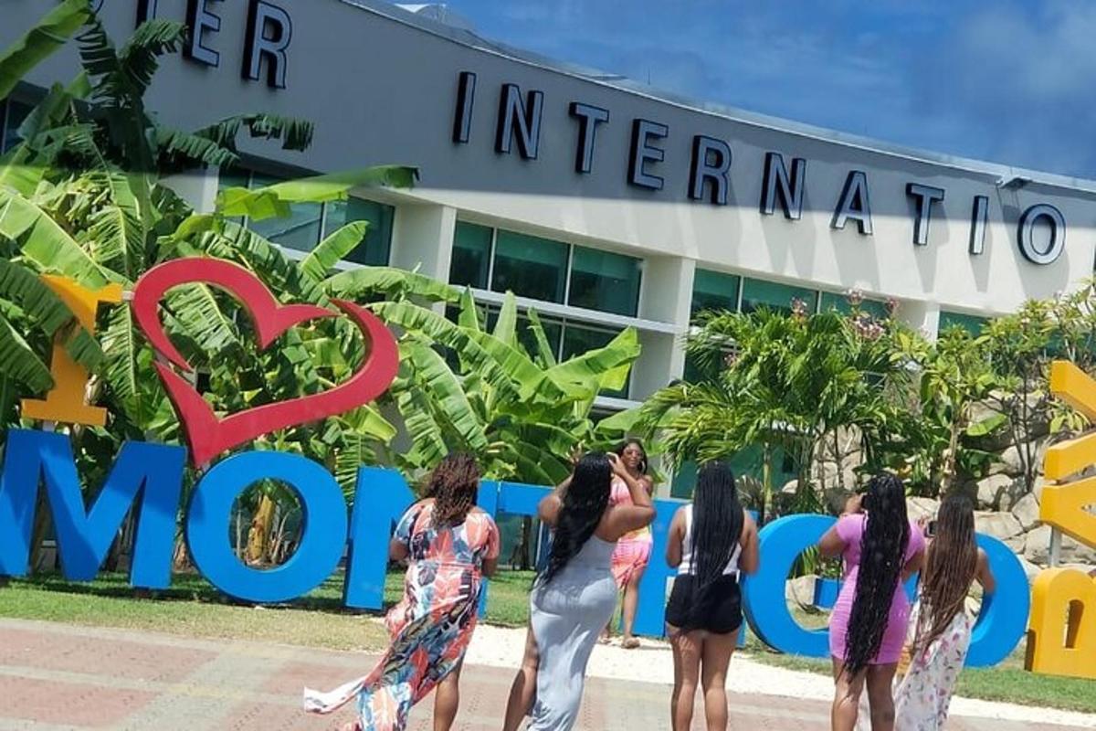 un gruppo di ragazze in piedi davanti a un cartello