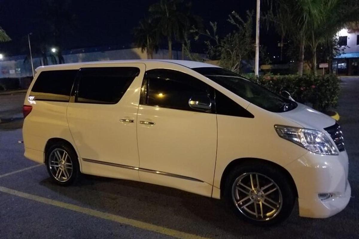 Una camioneta blanca estacionada en un estacionamiento por la noche