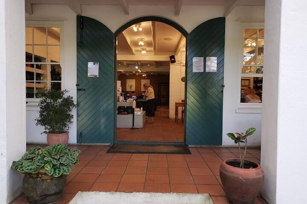 ドアが開いた店の入り口