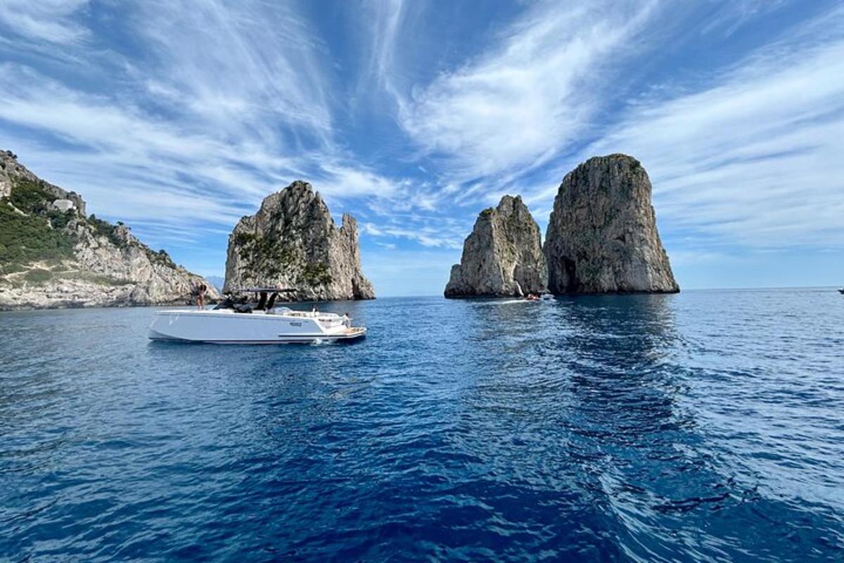 Un barco en el agua cerca de unas rocas grandes