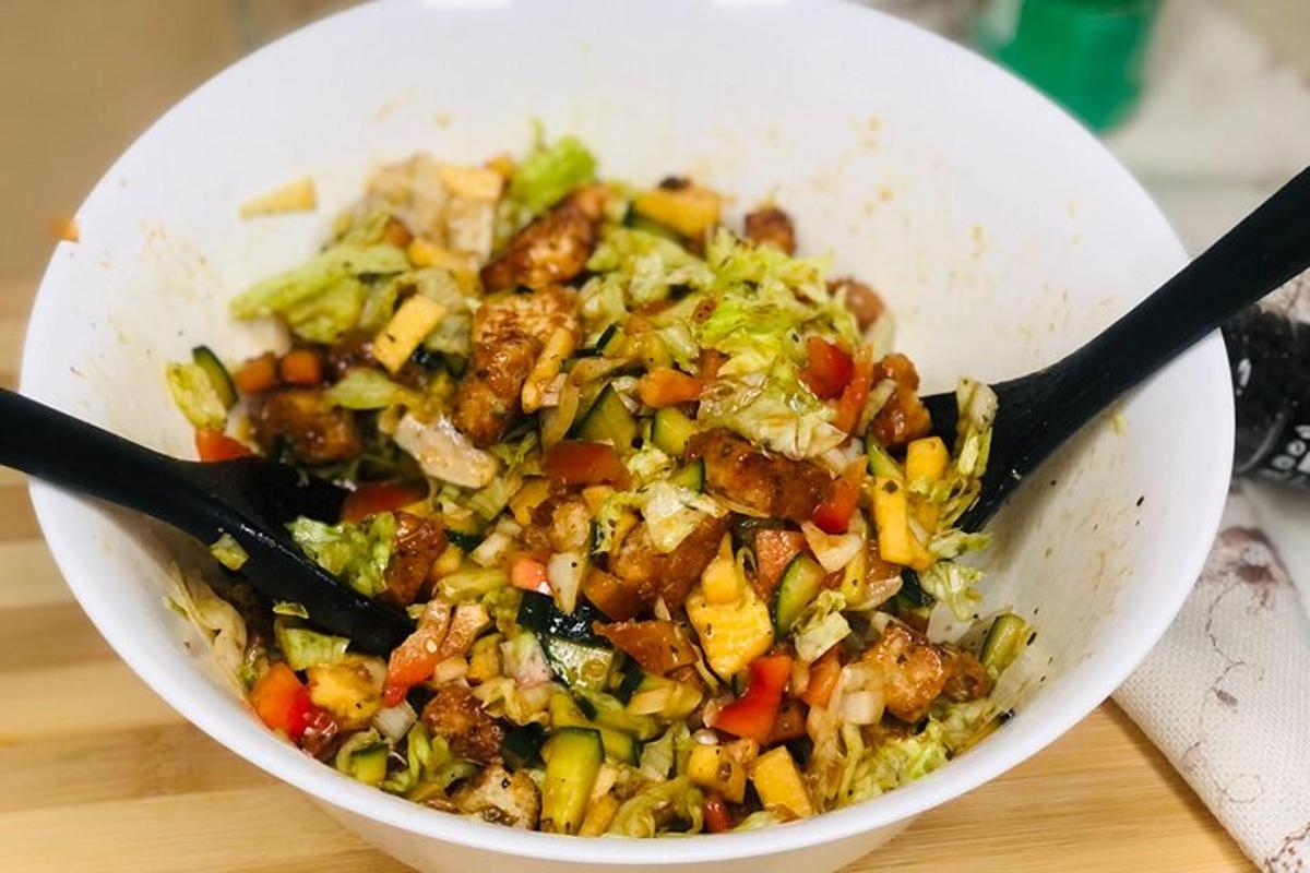 semangkuk makanan berisi daging dan sayuran