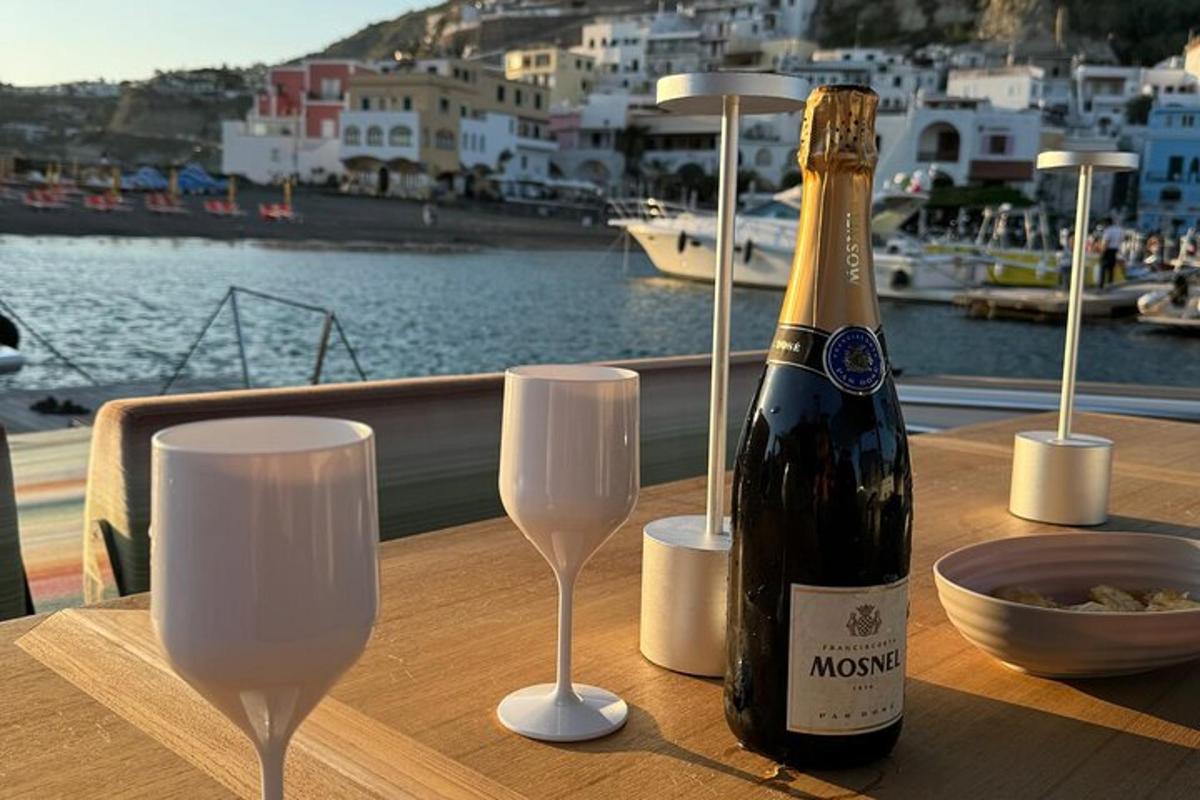 Una botella de champán y dos copas en una mesa