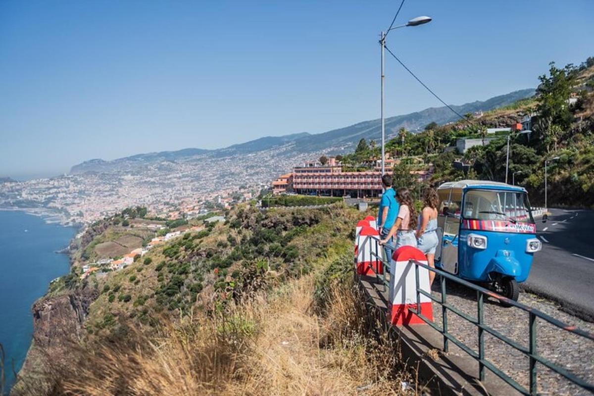 due persone stanno viaggiando su un treno su una collina