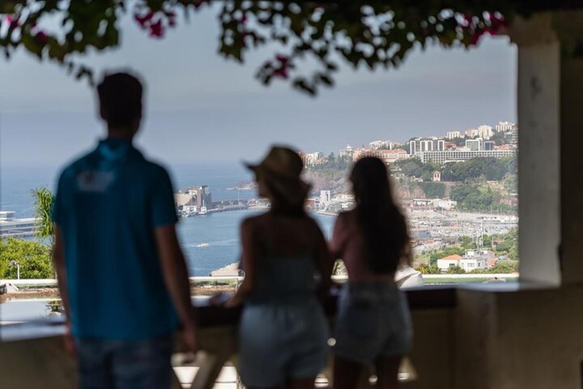 due donne e un uomo che guardano l'oceano