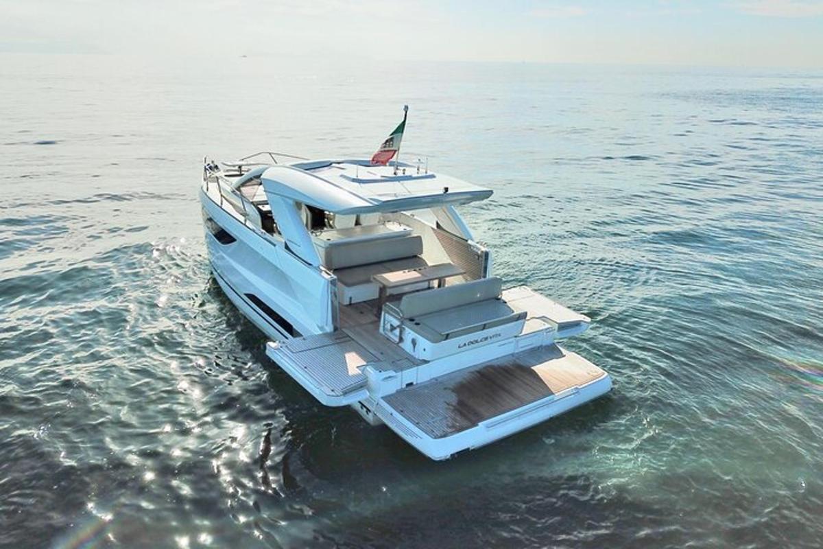 um barco branco na água na água
