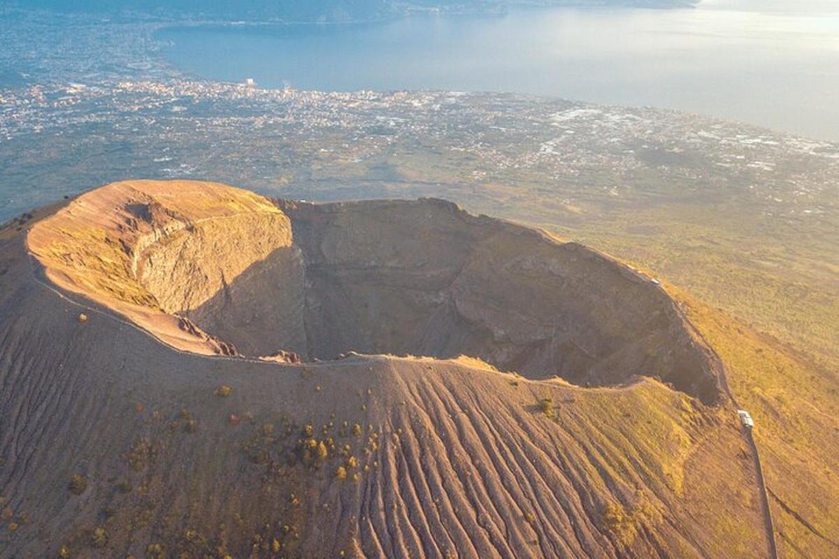 pemandangan udara gunung dengan kota