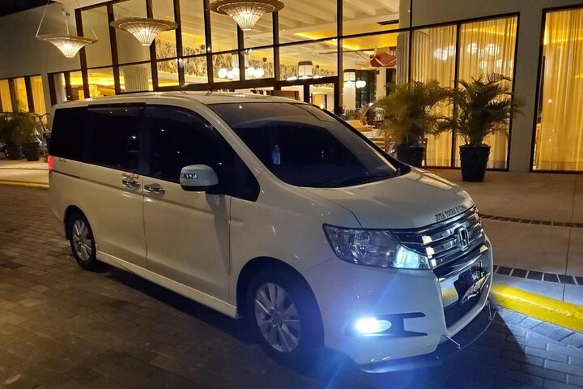một chiếc xe tải màu trắng đỗ trước một tòa nhà