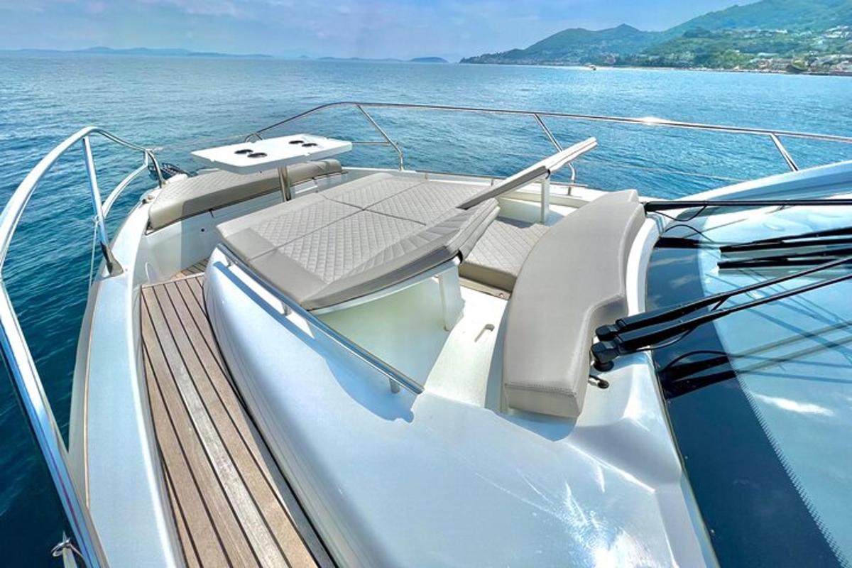 um barco na água com um convés com um banco