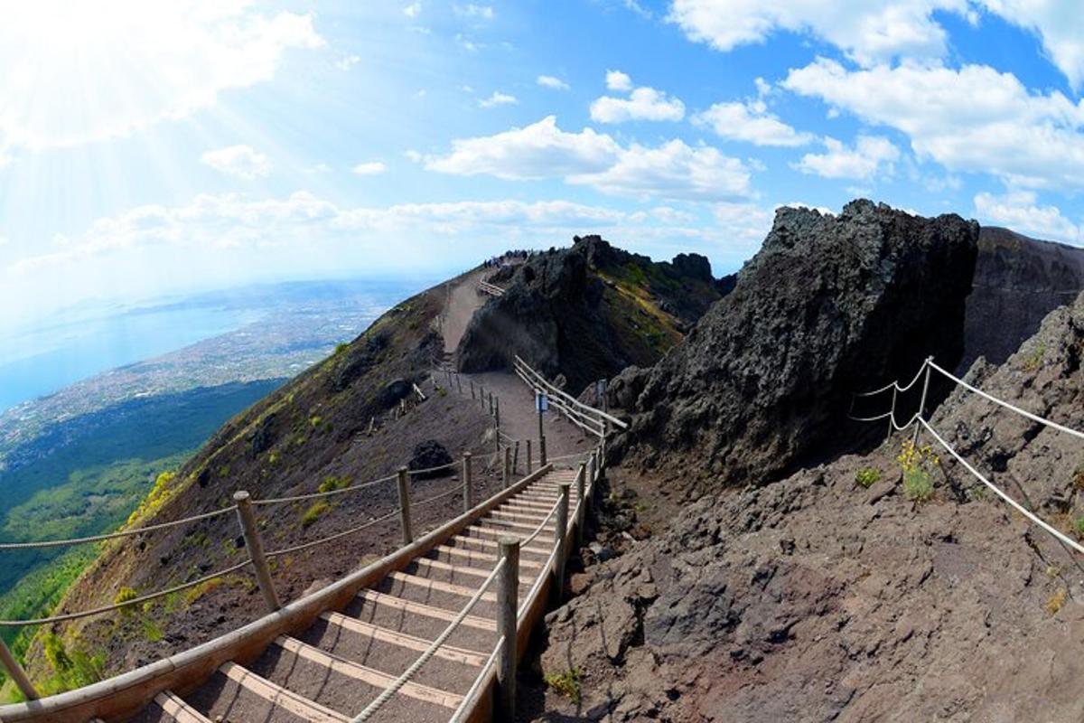 pemandangan gunung dengan tangga di atasnya