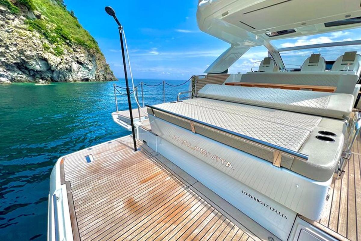 um barco com duas camas na beira da água