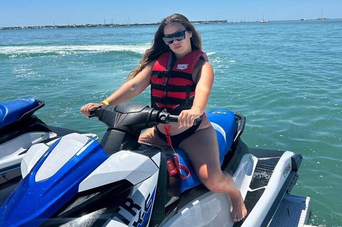 seorang wanita duduk di atas jet ski di dalam air