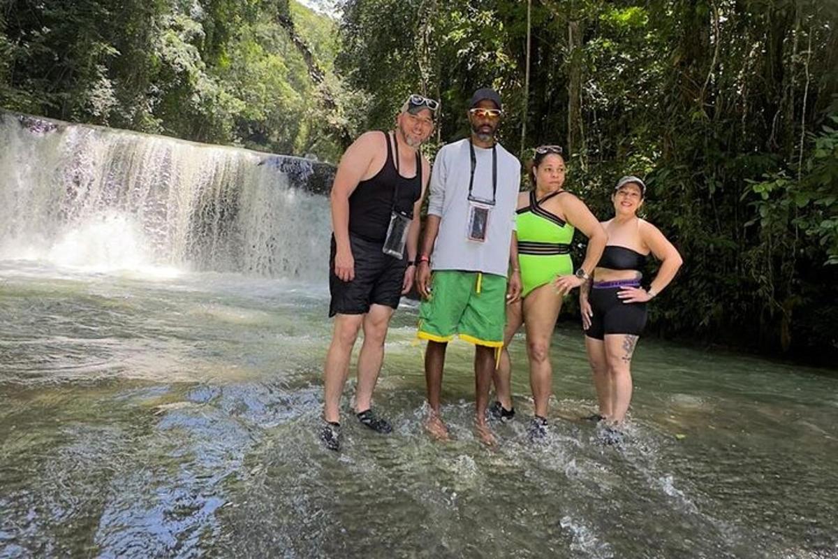 een groep mensen die voor een waterval staan