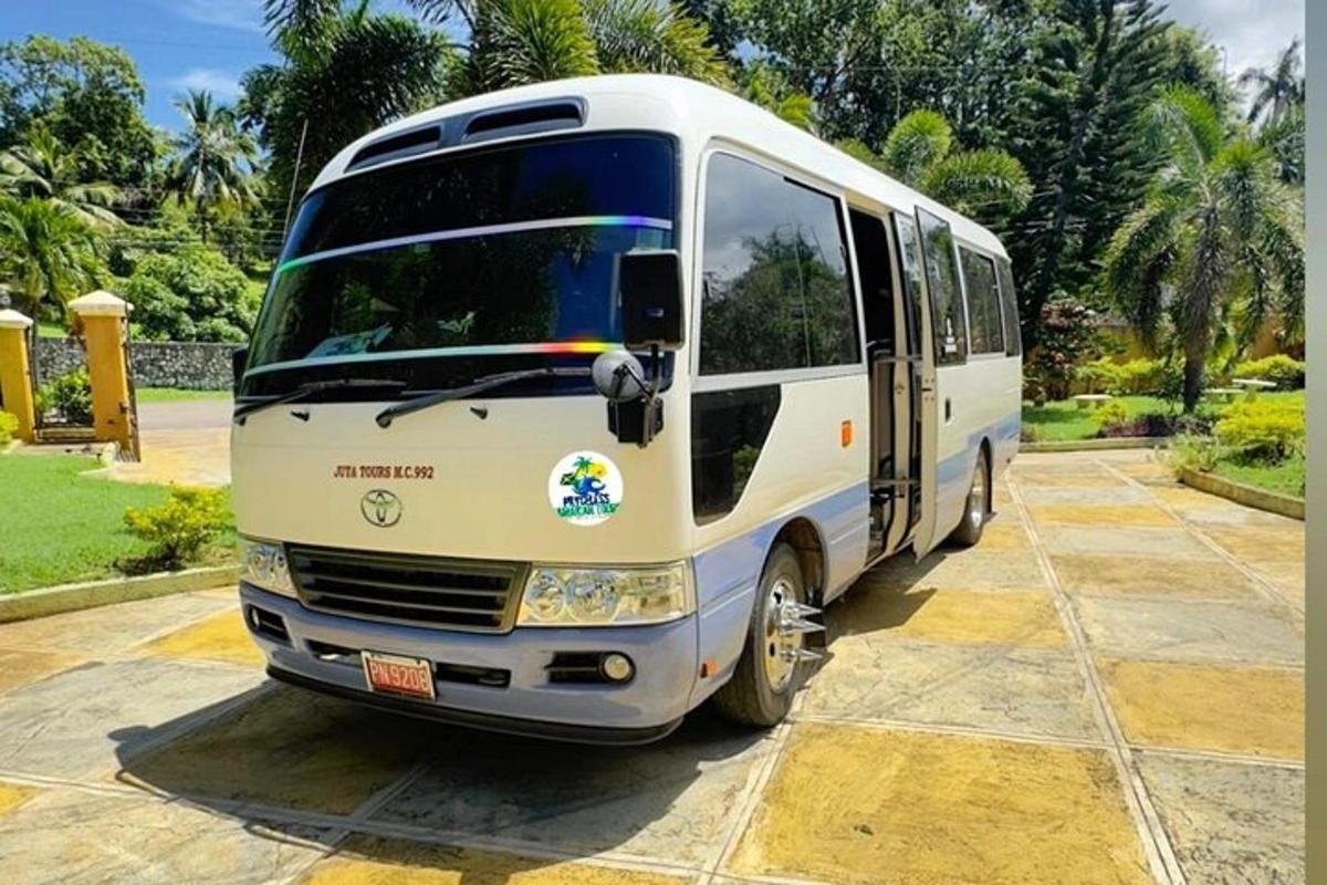 egy fehér busz parkolt a parkolóban