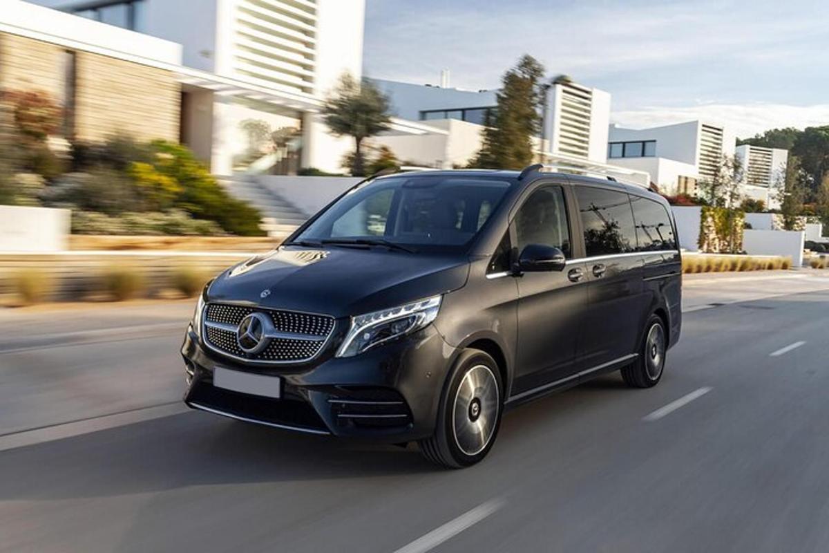 černý minivan jedoucí po městské ulici