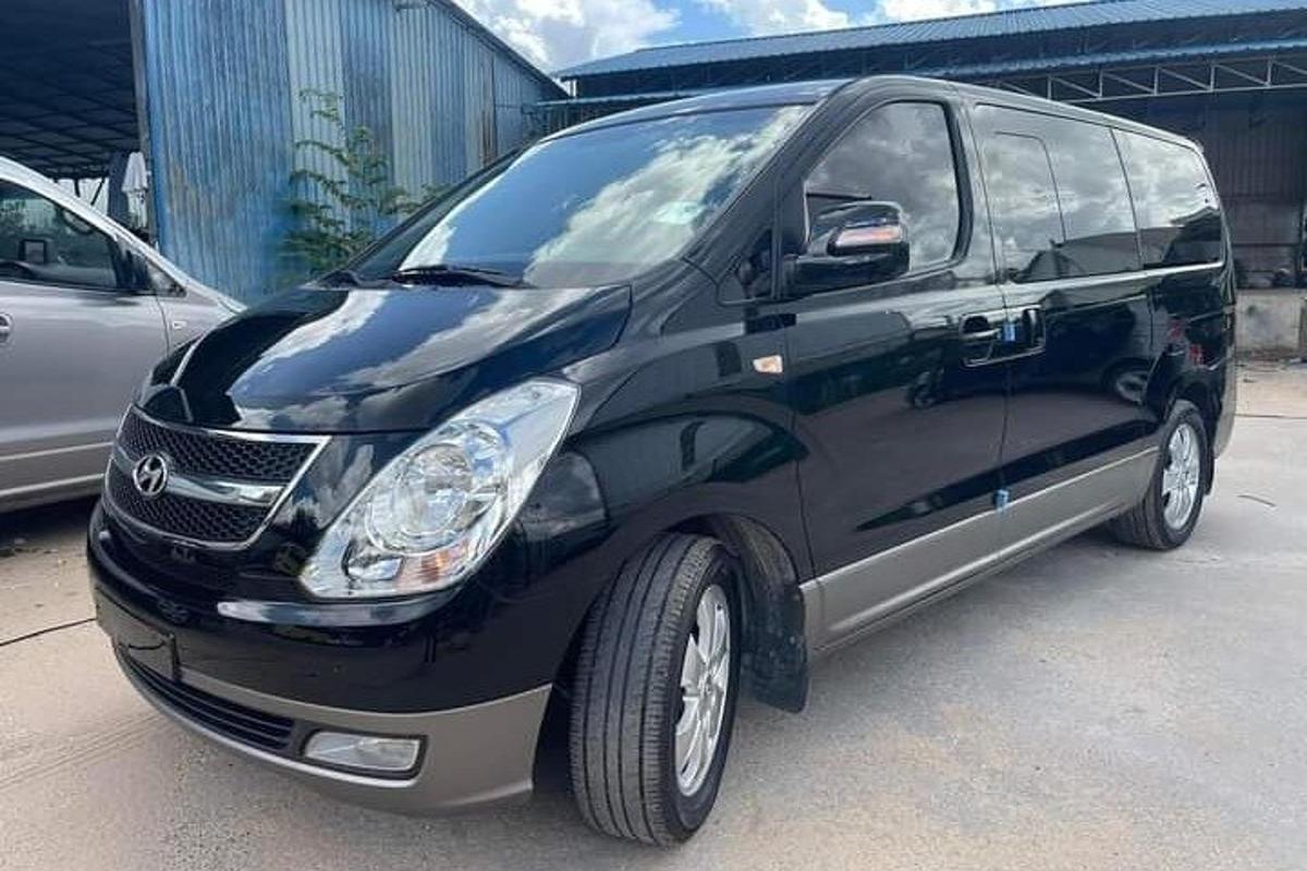 černý minivan zaparkovaný na parkovišti