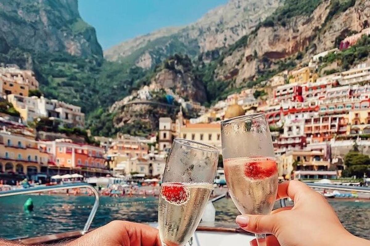 twee mensen met champagneglazen voor een stad