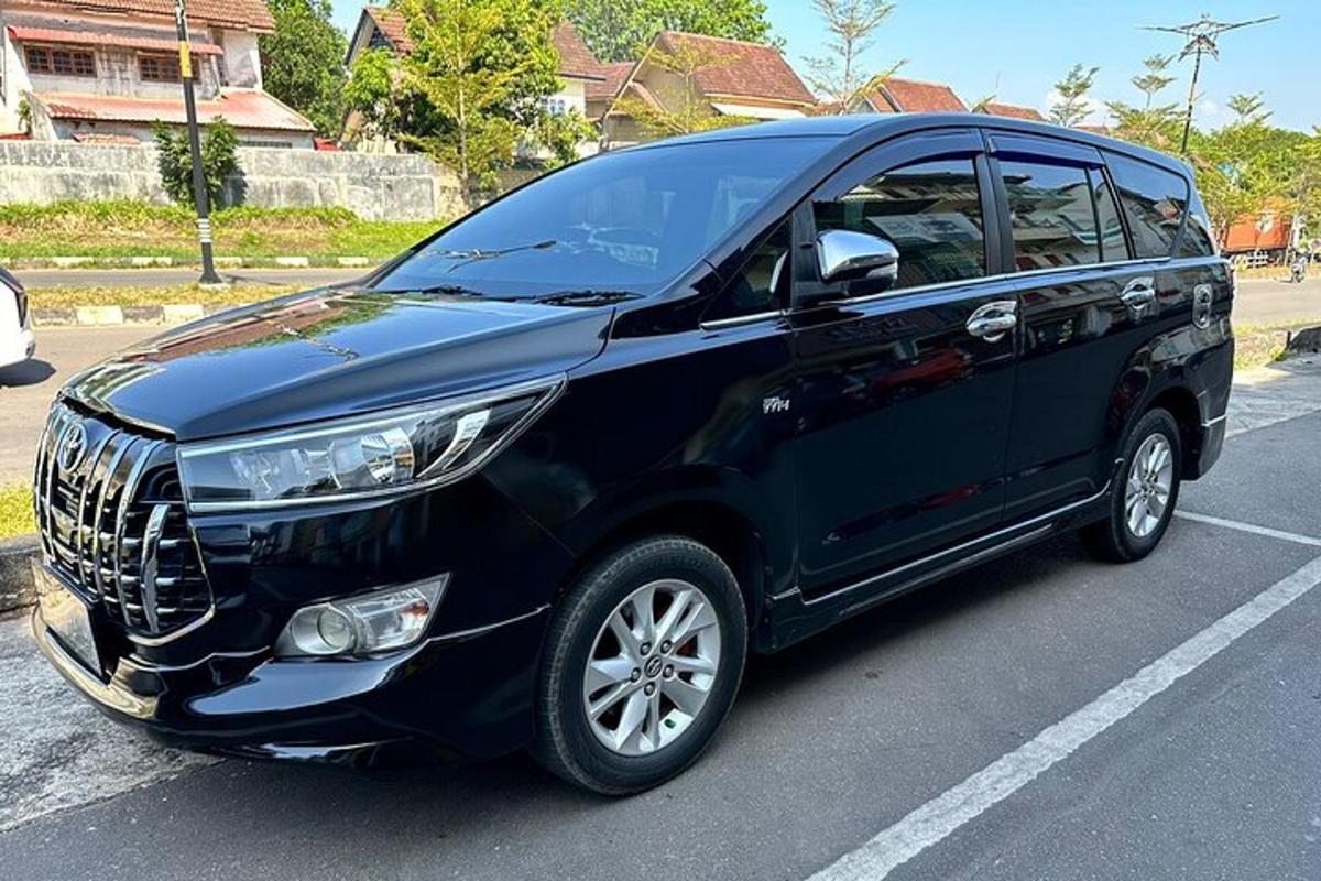 a black minivan parked in a parking lot