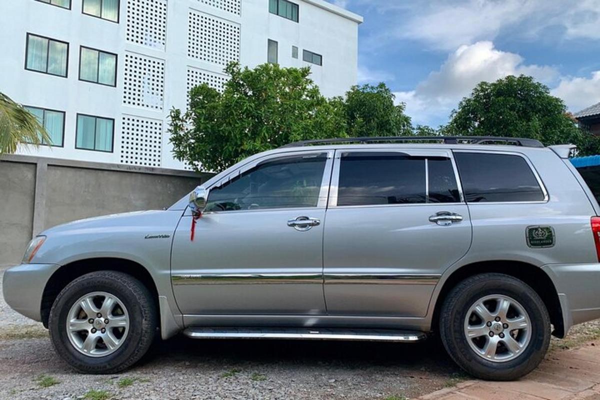 un SUV argentato parcheggiato davanti a un edificio