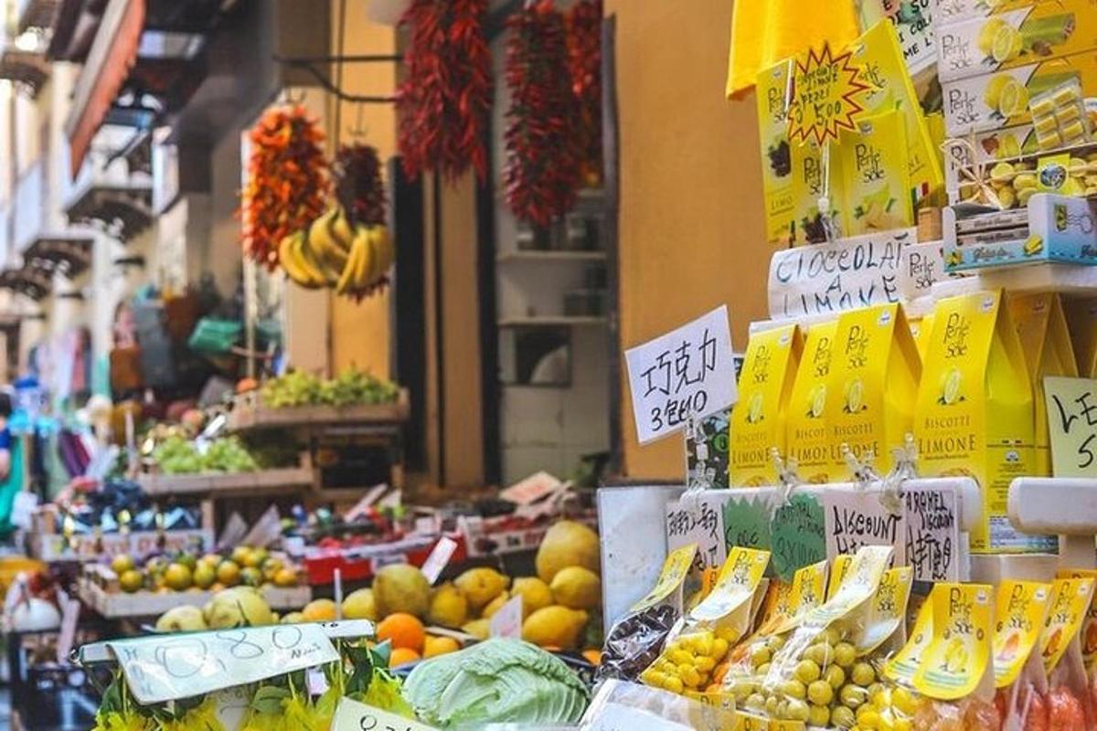 trh s hromadou vystaveného ovoce a zeleniny