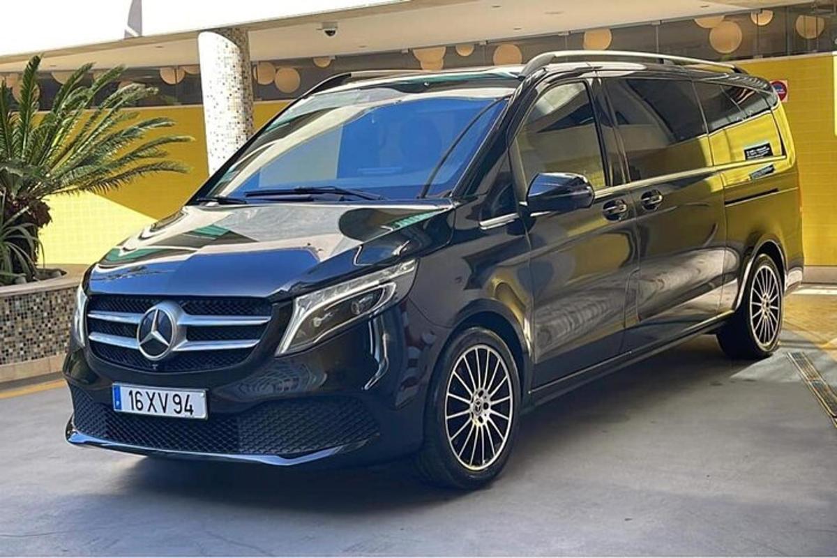 một chiếc xe mercedes benz đỗ trong bãi đậu xe