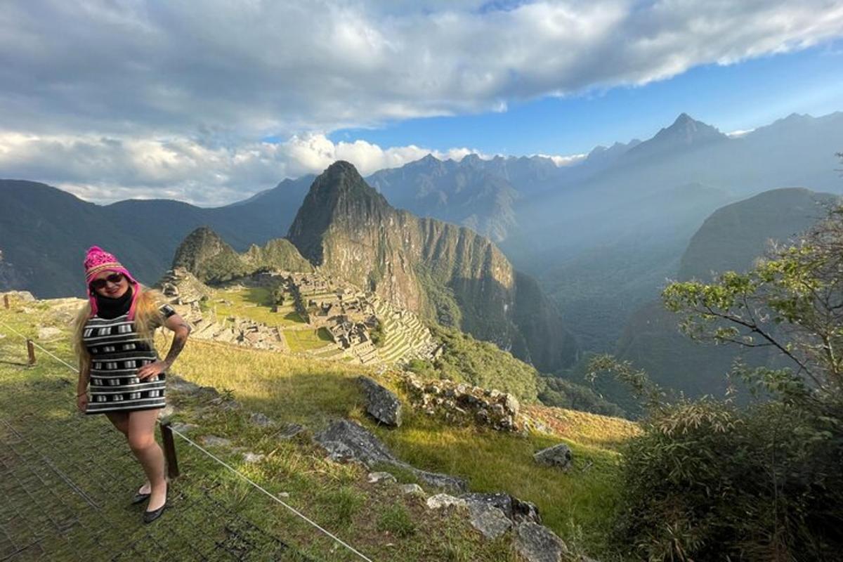 una mujer parada en la cima de una montaña