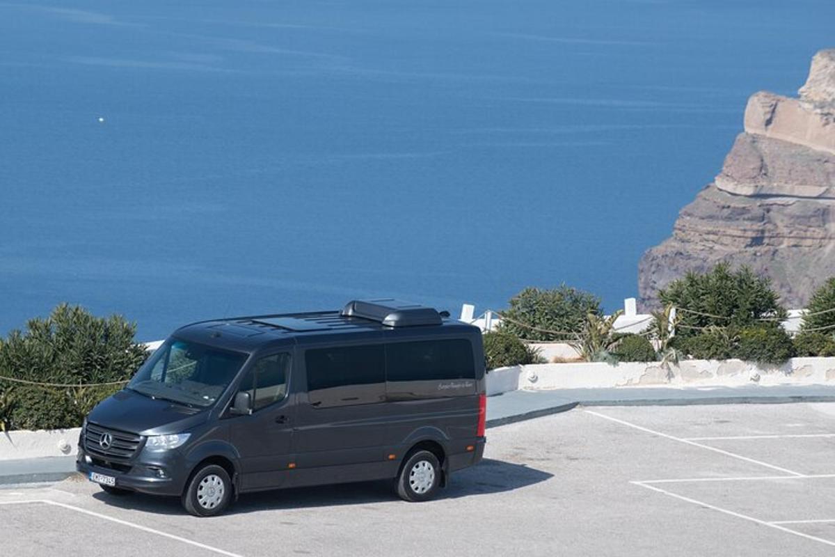 un furgone parcheggiato in un parcheggio vicino all'oceano