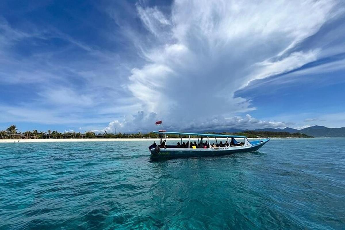 一群人在水中的船上