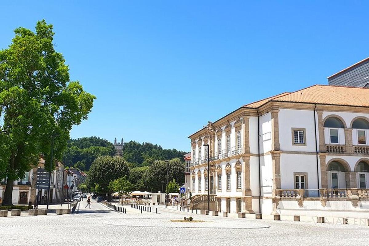 ένα παλιό κτίριο σε έναν δρόμο σε μια πόλη