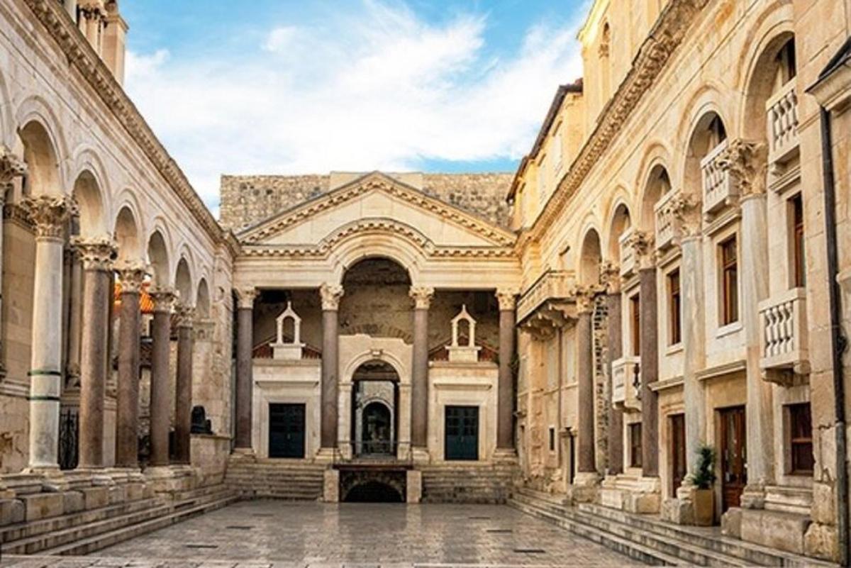 um pátio vazio de um grande edifício com colunas