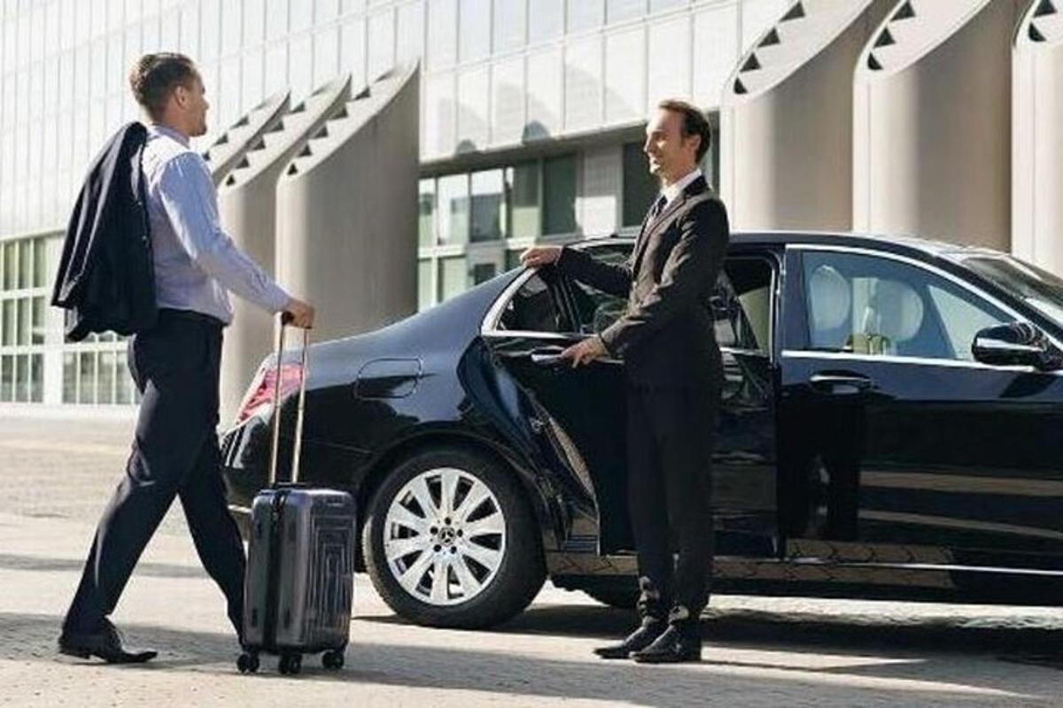 δύο άντρες βγαίνουν από ένα αυτοκίνητο