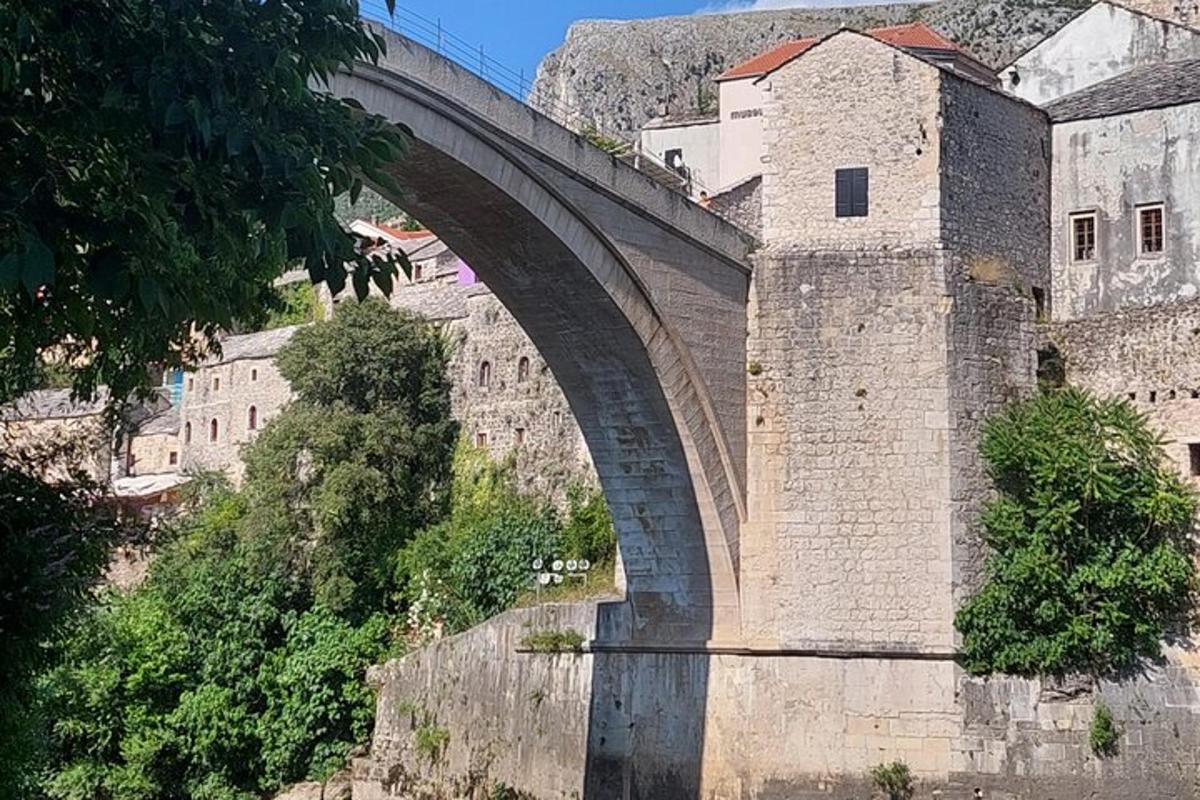 un ponte sopra un fiume vicino a una montagna