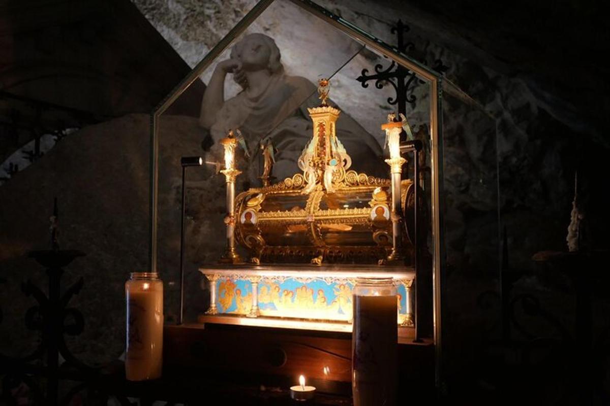 ένας μεγάλος χρυσός βωμός με κεριά και ένα άγαλμα